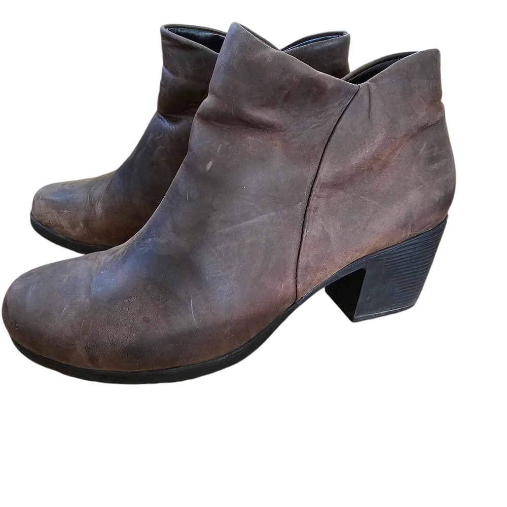 Clarks Unstructred Brown Ankle Boot - image 6